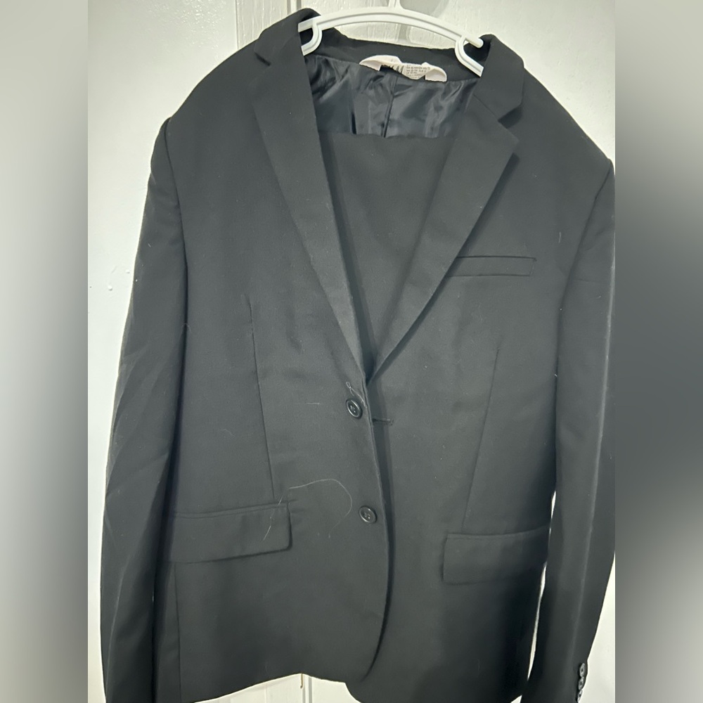 H&M- Boys black suit jacket and pants.
Size 10-11.

Pet friendly home.